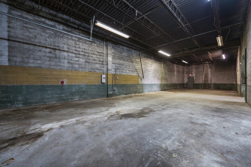 More Photos Of 1901 Old Butler Rd, New Castle Warehouse For Sale