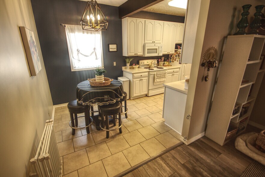 More Photos Of 114 E 5th St, Wahoo Bar For Sale