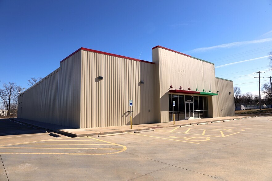 More Photos Of 309 E 9th St, Peabody Storefront For Sale