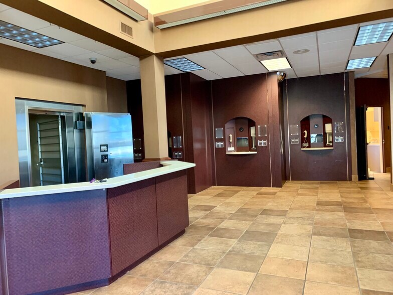 More Photos Of 139 Plaza Dr, Brandon Bank For Sale