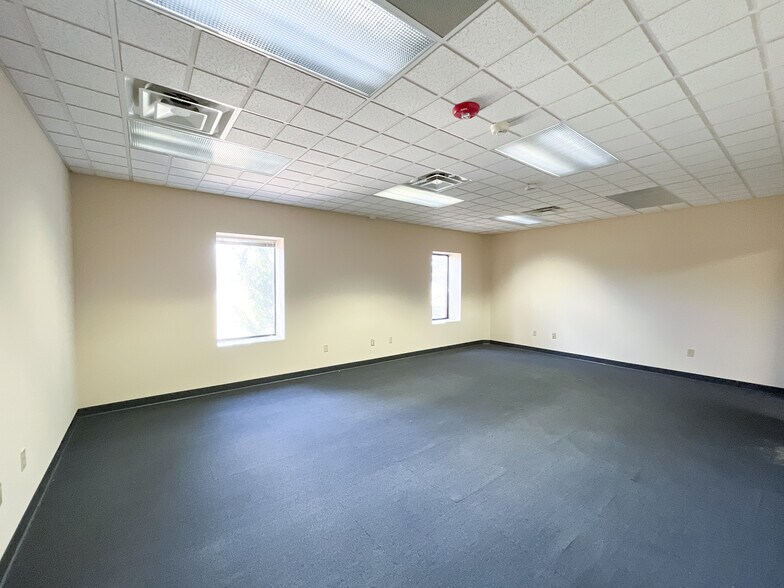 More Photos Of 1302 N Grand St, Hutchinson Flex For Lease