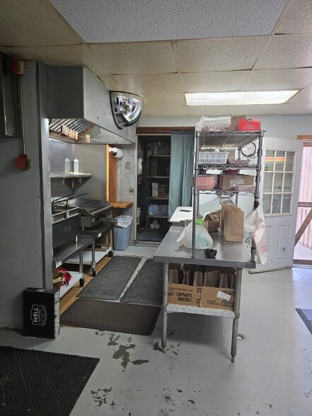 More Photos Of 707 E Broadway St, Brunswick General Retail For Sale