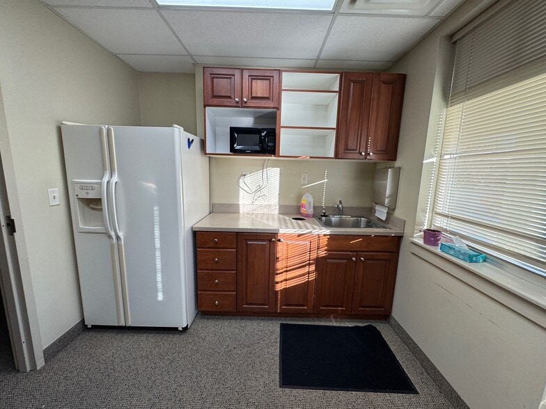 More Photos Of 7390 Creek Rd, Sandy Office For Sale