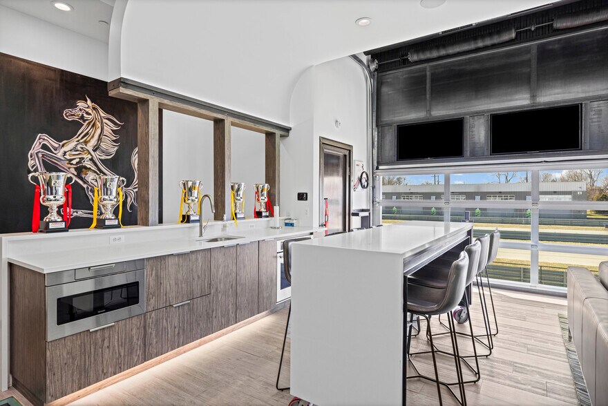 More Photos Of 135 W Speed Way, Pontiac Showroom For Sale