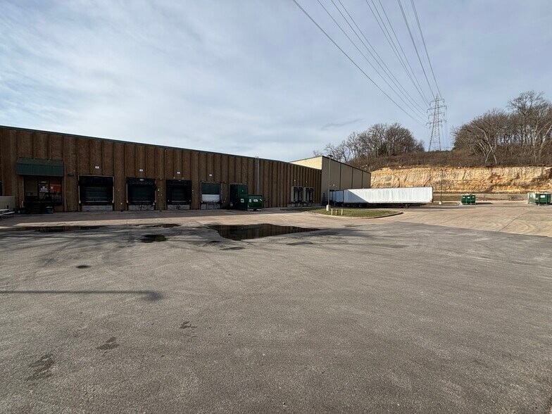 More Photos Of 12927 Gravois Rd, Sunset Hills Warehouse For Sale