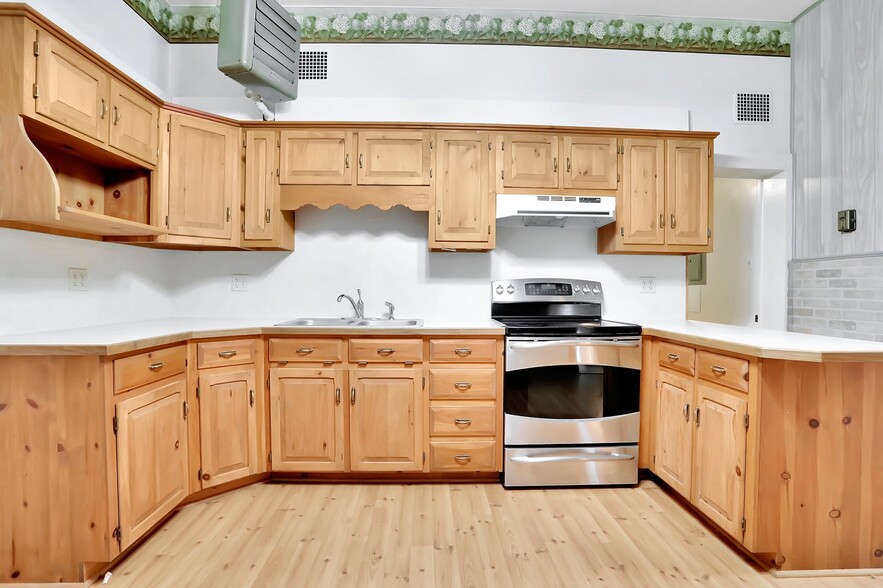 More Photos Of 9604 S Congress St, New Market Office For Sale