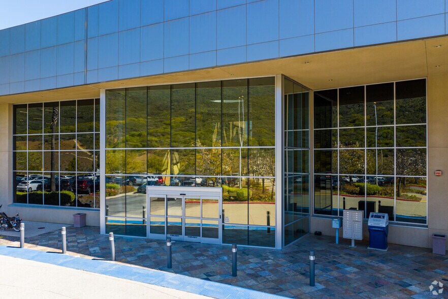 More Photos Of 27368 Via Industria, Temecula Office For Lease