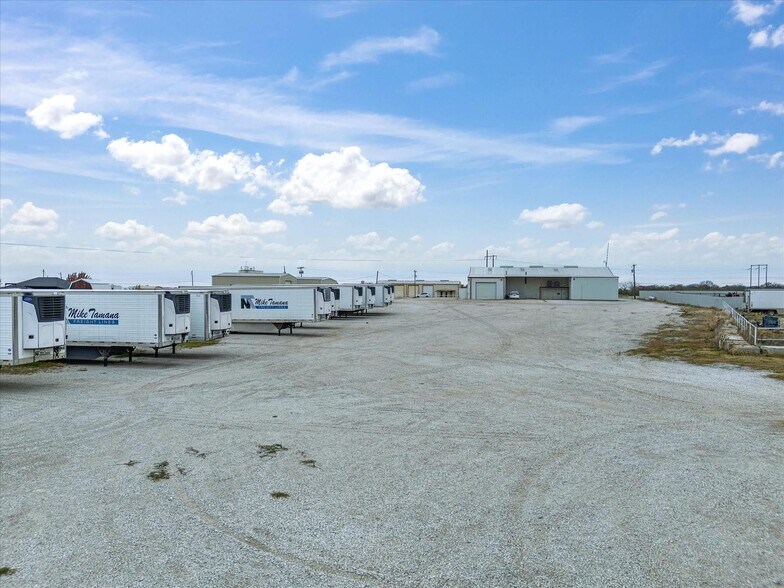 More Photos Of 707 S Wickham St, Alvord Truck Terminal For Lease