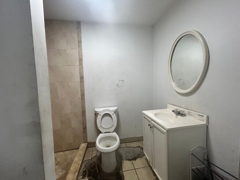 More Photos Of 5715 Rodman St, Hollywood Warehouse For Lease