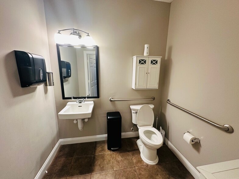 More Photos Of 6817 Southpoint Pky, Jacksonville Medical For Lease