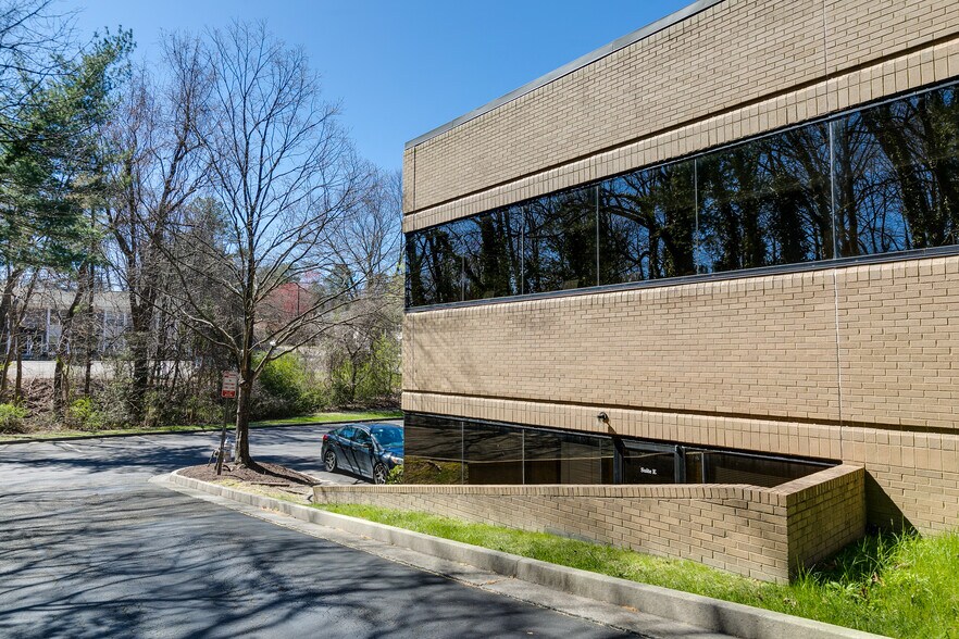 More Photos Of 8917 Fargo Rd, Richmond Office For Lease