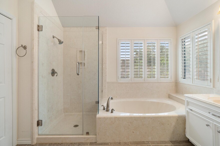 More Photos Of 124 Lake Point Dr, League City Specialty For Sale