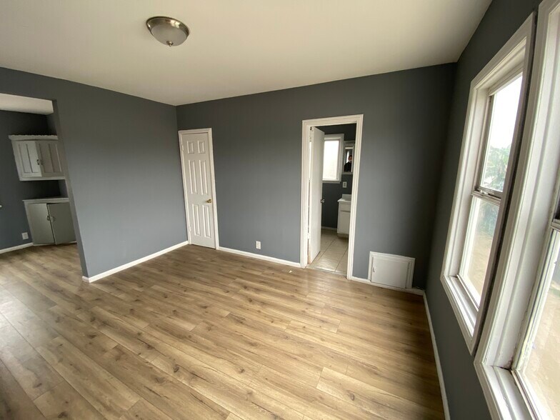 More Photos Of 961 W 47th St, Los Angeles Apartments For Sale