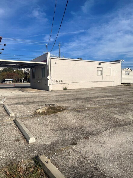 More Photos Of 4300 Airport Blvd, Austin Auto Dealership For Sale