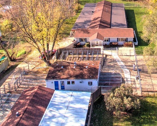 More Photos Of 4403 S Roberts Rd, Island Lake Veterinarian Kennel For Sale