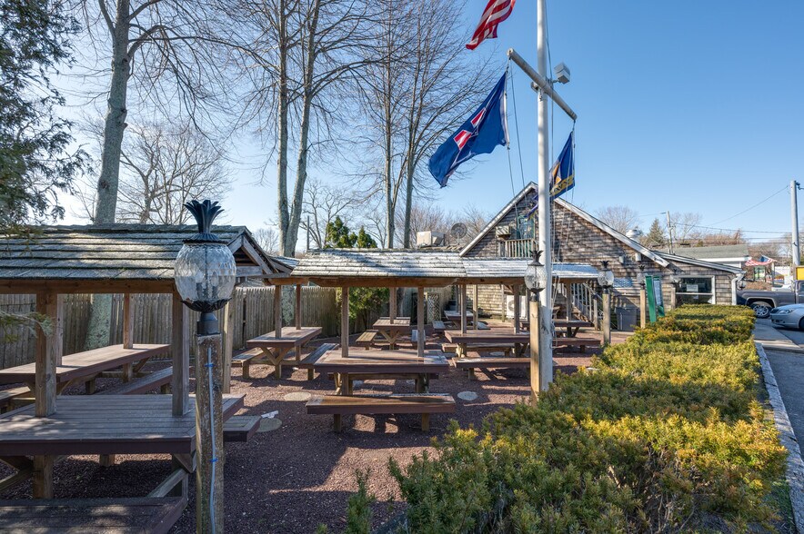 More Photos Of 8 Montauk Hwy, East Hampton Specialty For Lease