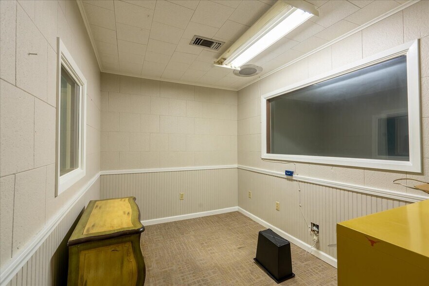 More Photos Of 5304 Meeks Dr, Orange Office For Sale