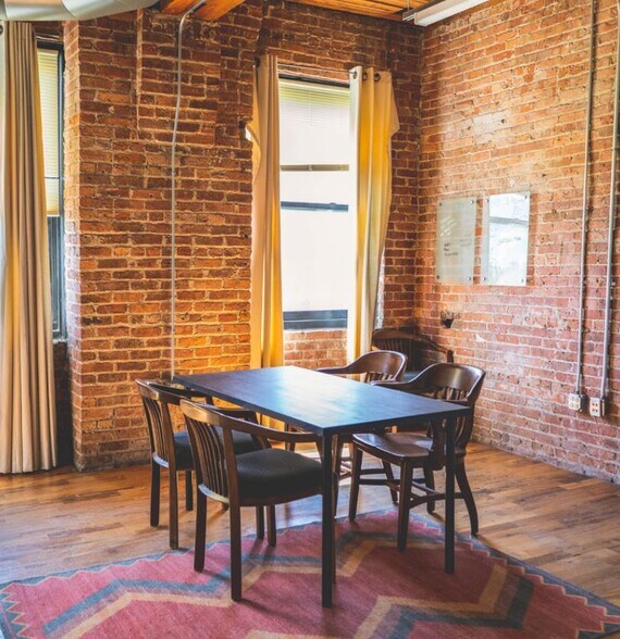 More Photos Of 344 N Ogden Ave, Chicago Loft Creative Space For Lease