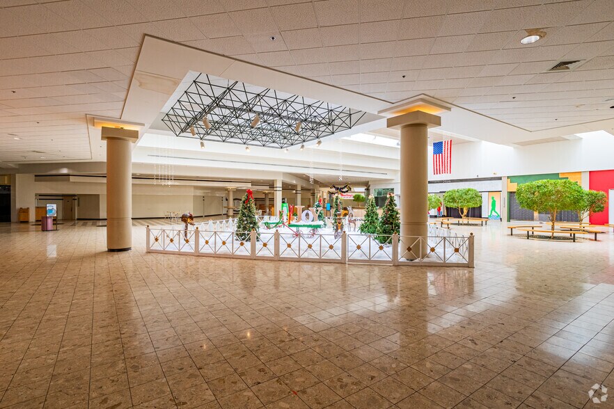 More Photos Of 2917 N Vermilion st, Danville General Retail For Sale