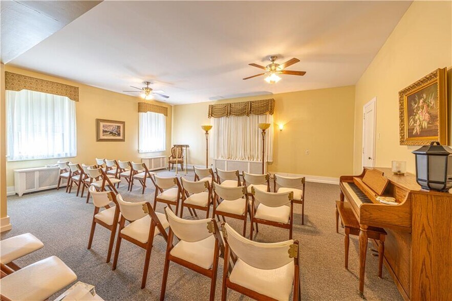 More Photos Of 121 Ridge Ave, Washington Funeral Home For Sale