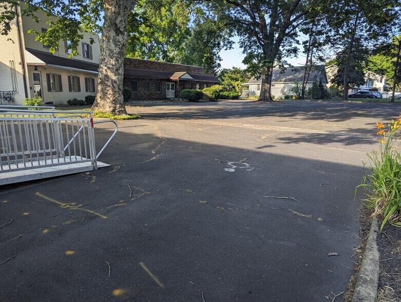 More Photos Of 16 Reeves Ave, Hamilton Office For Sale