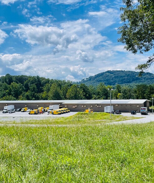 More Photos Of 219 Commercial Hill Dr, Hendersonville Warehouse For Lease