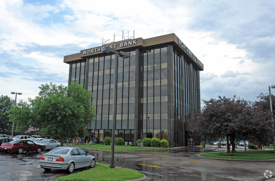 More Photos Of 2550 Middle Rd, Bettendorf Office For Lease