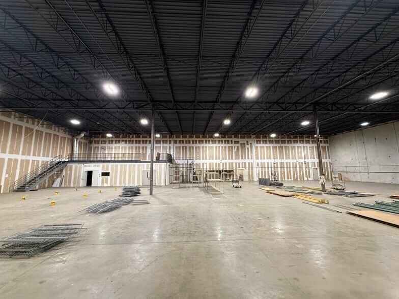 More Photos Of 1600 Century Center Pky, Memphis Warehouse For Lease