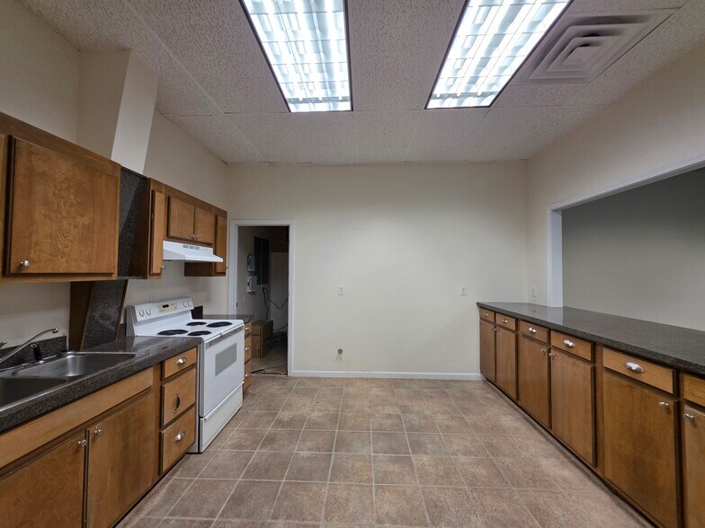 More Photos Of 161 Knight Avenue Cir, Waycross Medical For Lease