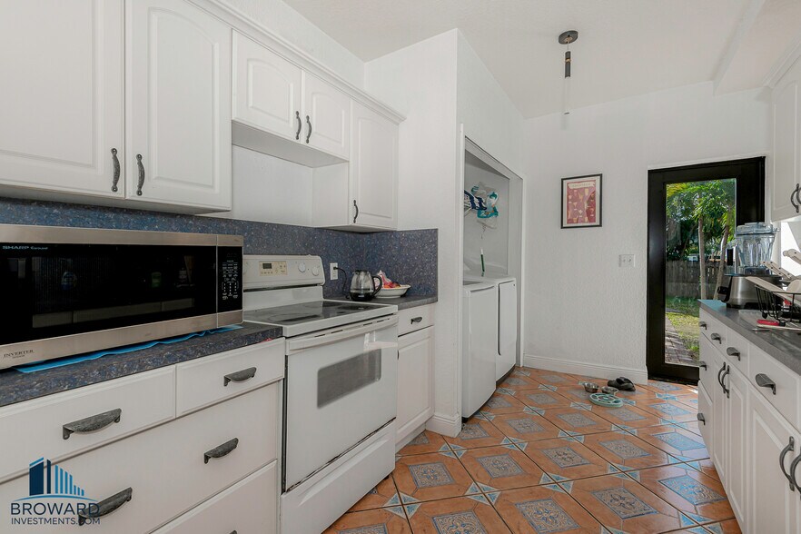 More Photos Of 330 SW 20th St, Fort Lauderdale Multifamily For Sale