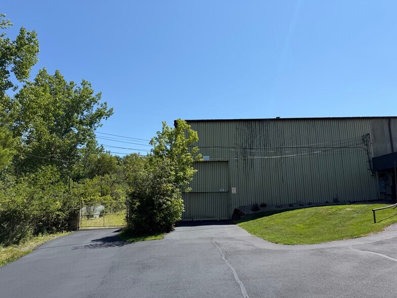 More Photos Of 3920 Congress Pkwy, Richfield Warehouse For Sale