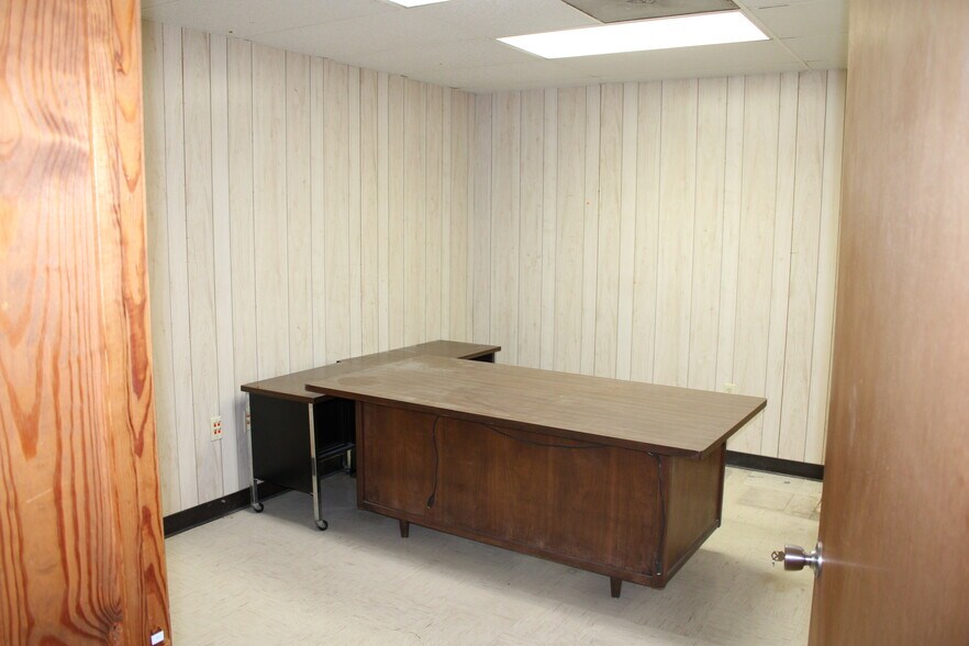 More Photos Of 8328 Macarthur Dr, North Little Rock Manufacturing For Lease