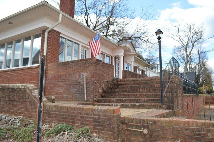 More Photos Of 121 W Center St, Lexington Office Residential For Sale