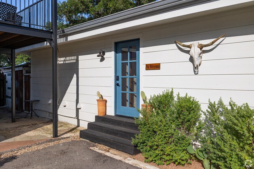 More Photos Of 902 Main St, Blanco General Retail For Lease