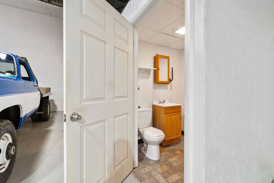 More Photos Of 104 N Duane Ave, Endicott Industrial For Lease