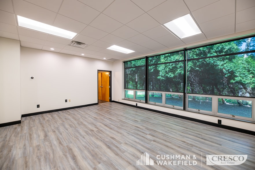 More Photos Of 23701 Miles Rd, Warrensville Heights Office For Sale