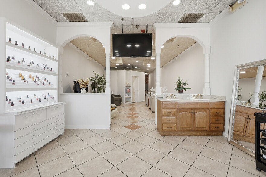 More Photos Of 9536 Liberia Ave, Manassas Supermarket For Lease