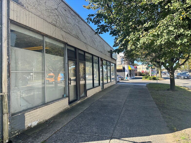 Primary Photo Of 333 Hempstead Tpke, Elmont Light Manufacturing For Sale