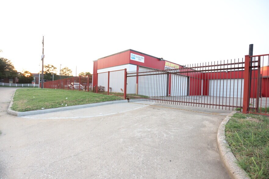 More Photos Of 101 Wells Fargo Dr, Houston Auto Repair For Sale