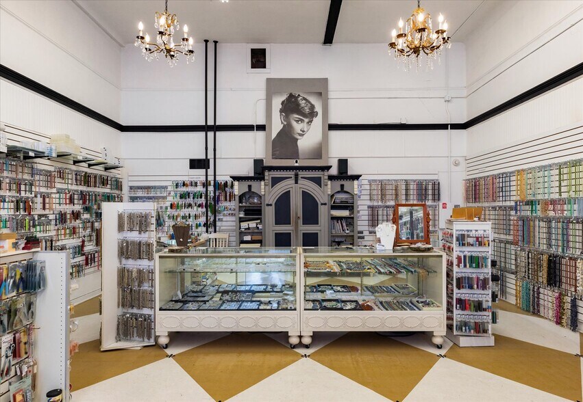 More Photos Of 619 Commercial Ave, Anacortes Storefront Retail Office For Sale