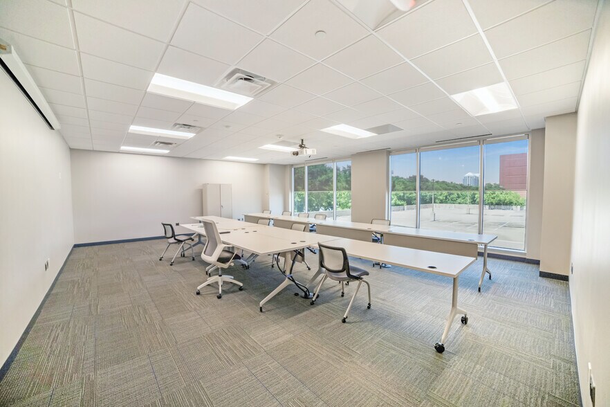 More Photos Of 11511 Luna Rd, Dallas Office For Lease