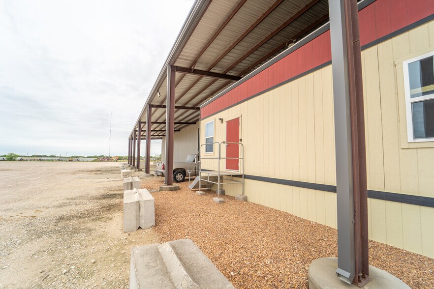 More Photos Of 236 Industrial Park Dr, Victoria Warehouse For Lease
