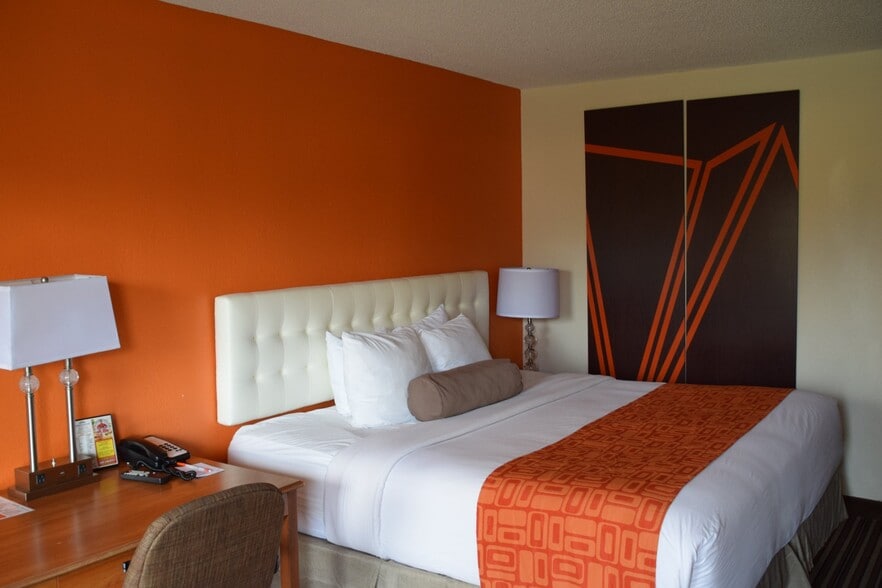 More Photos Of 2004 Veasley St, Greensboro Hotel For Sale