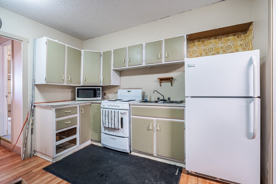 More Photos Of 4901 49 ave, Lloydminster Storefront For Sale