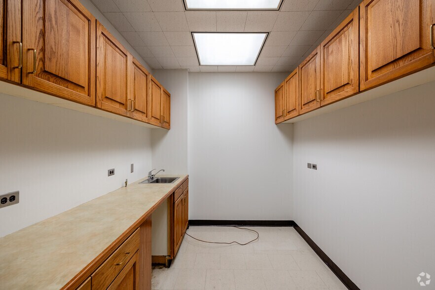 More Photos Of 100 N Broadway St, Wichita Office For Lease