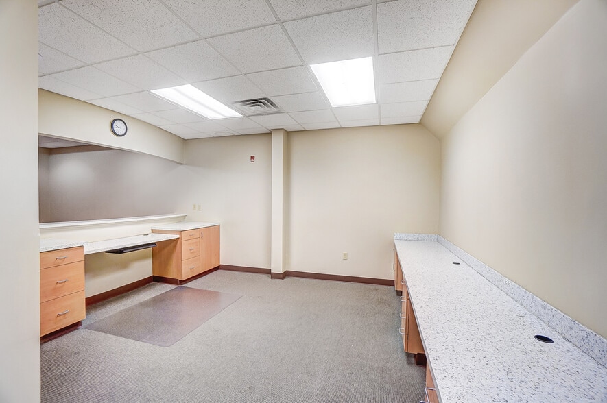 More Photos Of 916-920 W Market St, Lima Medical For Lease