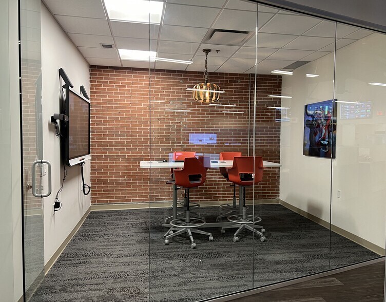 More Photos Of 10939 120th St NW, Edmonton General Retail For Lease