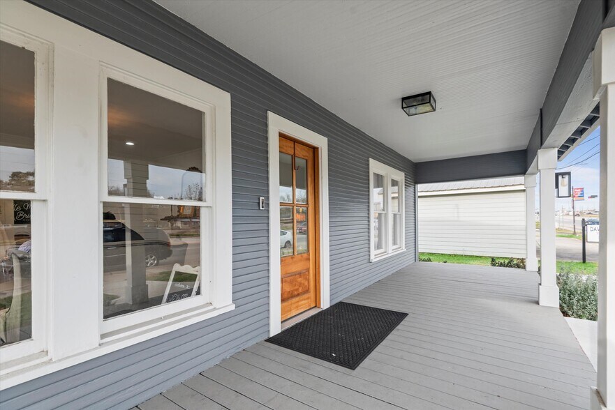 More Photos Of 119 Magnolia Blvd, Magnolia Office For Sale