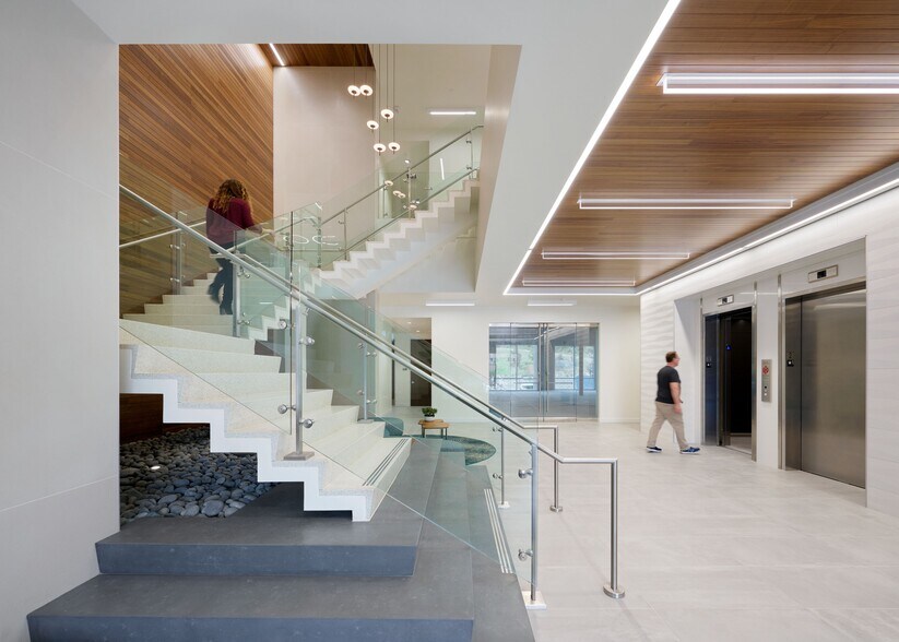 More Photos Of 16705 Via del Campo Ct, San Diego Office For Lease