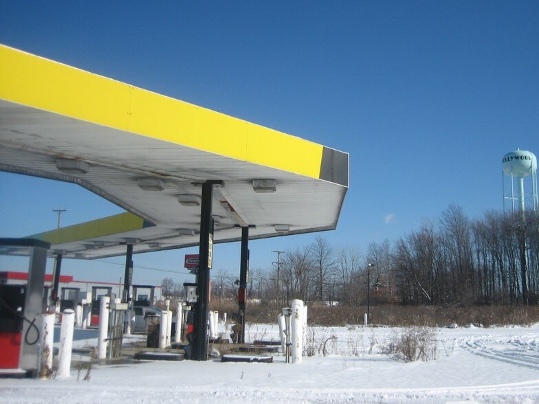 More Photos Of 5301 Seventy-six Dr, Youngstown Service Station For Sale